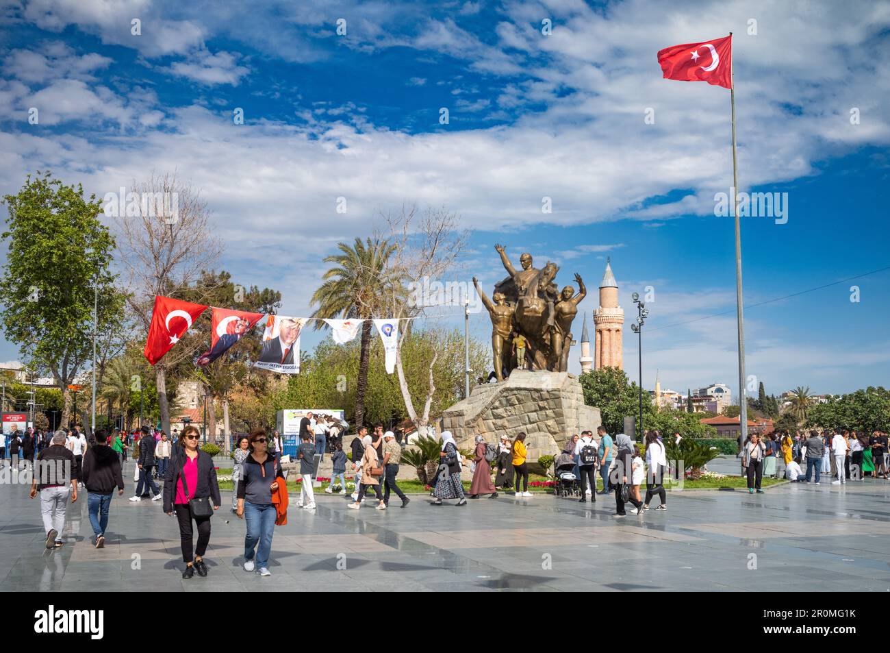 Les gens flânent sur la place de la République à côté de la statue du héros national Mustafa Kemal Ataturk sur un cheval à Antalya, Turquie (Turkiye). Dans la distance m Banque D'Images