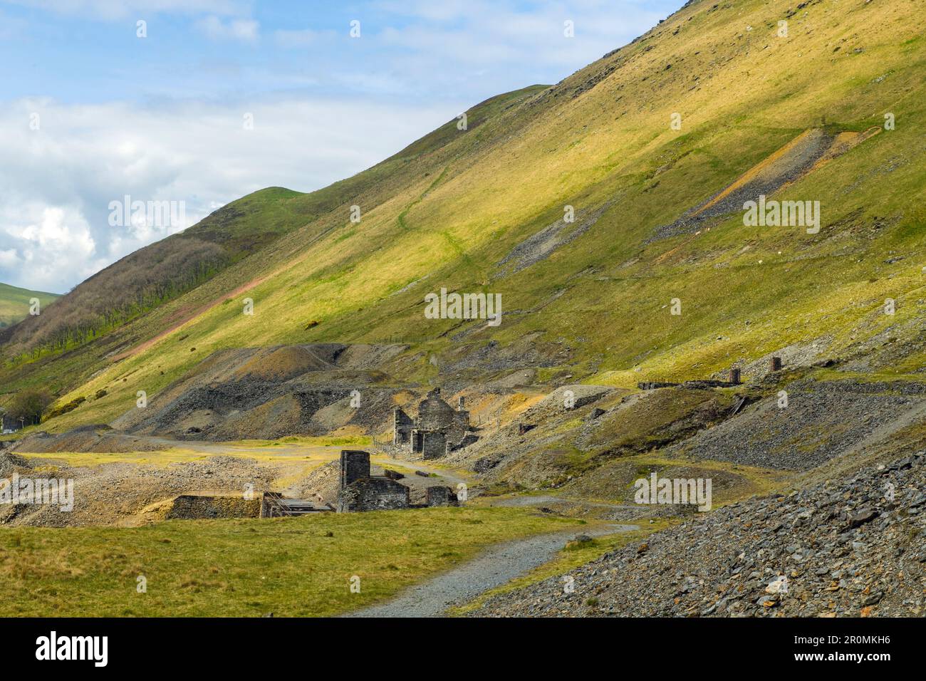 Vestiges de bâtiments en pierre après la fermeture des mines Tin au centre du pays de Galles Banque D'Images