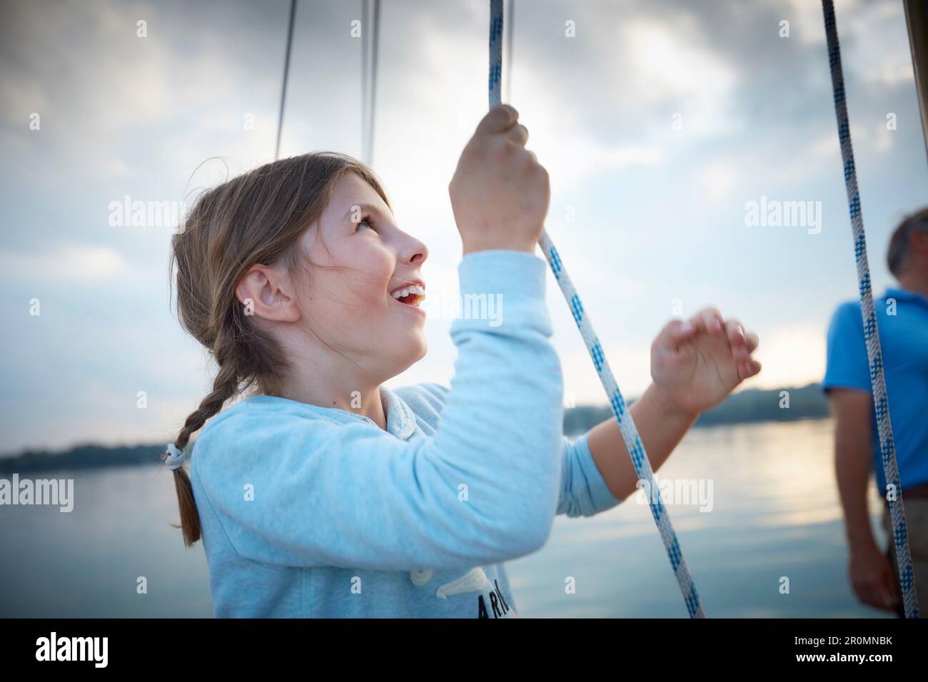 Fille de 9 ans à la Großfall, Ammersee, Bavière Allemagne Banque D'Images