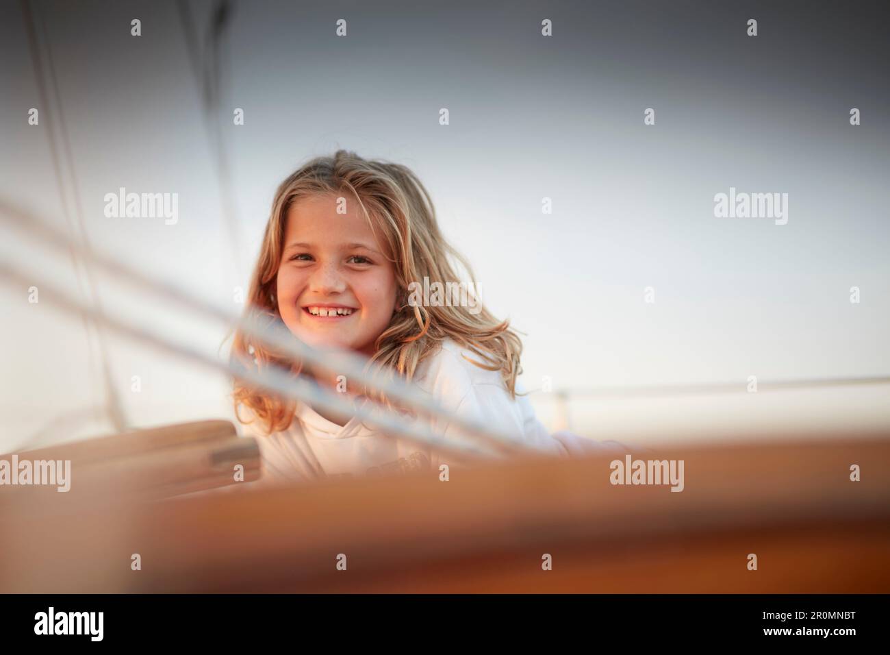 Fille de 9 ans à bord du deux maître Sir Shackleton, Ammersee, Bavière, Allemagne Banque D'Images