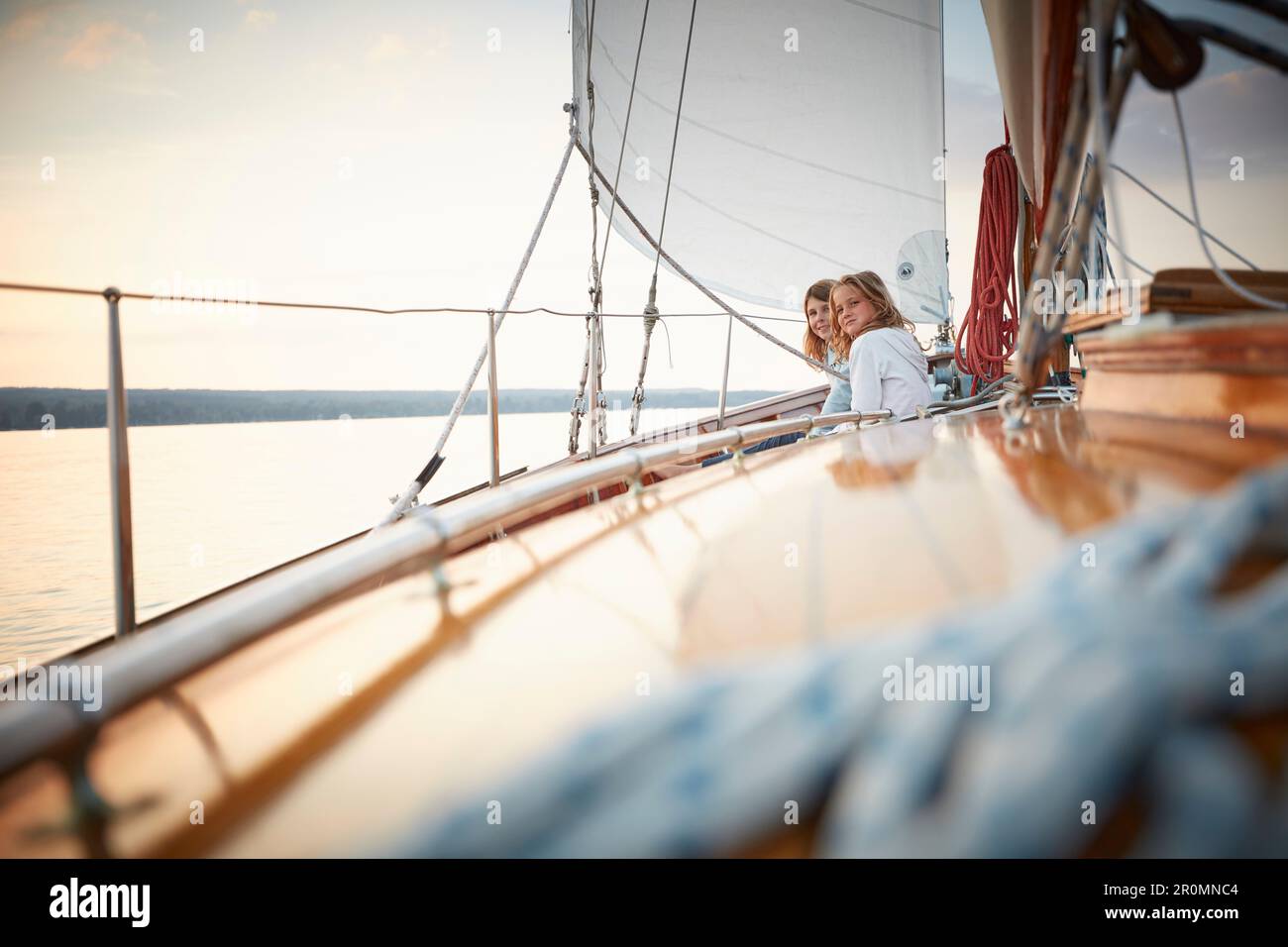 Deux filles de 9 ans à bord du deux maître Sir Shackleton, Ammersee, Bavière, Allemagne Banque D'Images