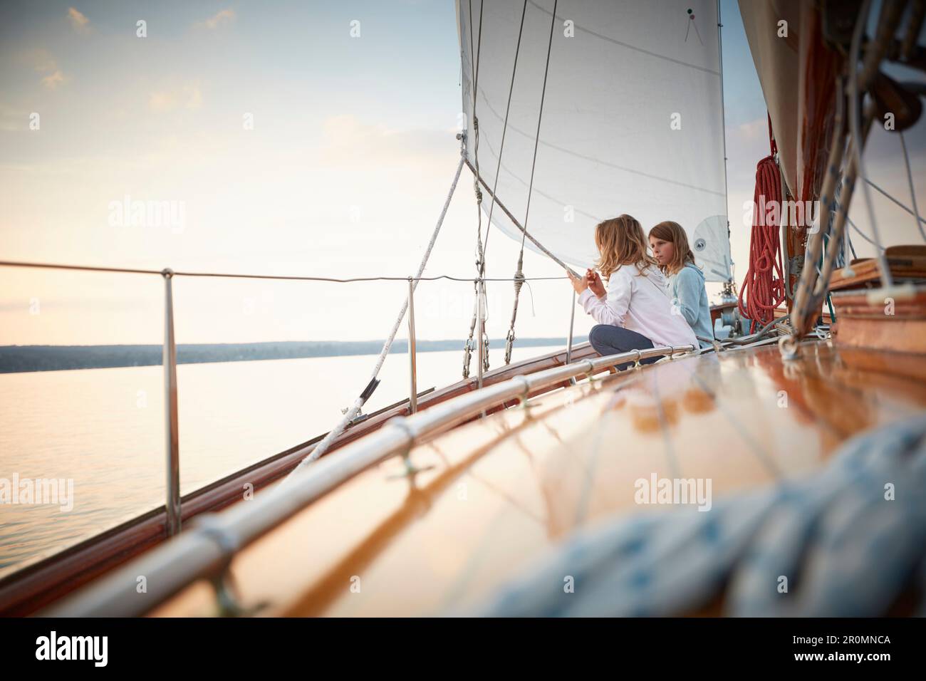 Deux filles de 9 ans à bord du deux maître Sir Shackleton, Ammersee, Bavière, Allemagne Banque D'Images