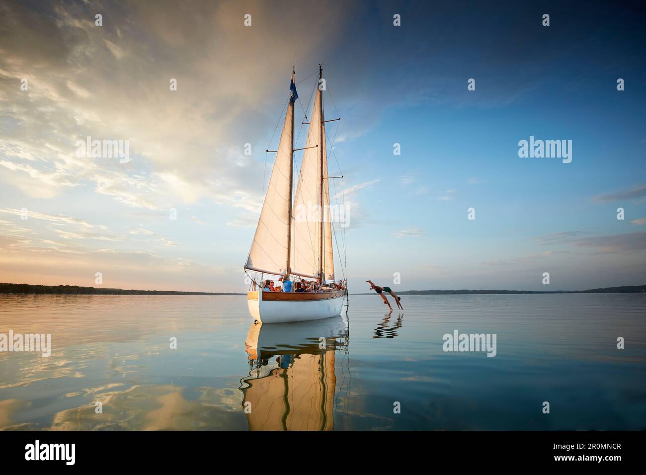 2 adolescents sautant de l'arc, DEUX CÔTÉS SIR SHACKLETON SUR L'AMMERSEE Ammersee, Bavière Allemagne * Lac Ammer, Bavière, Allemagne Banque D'Images