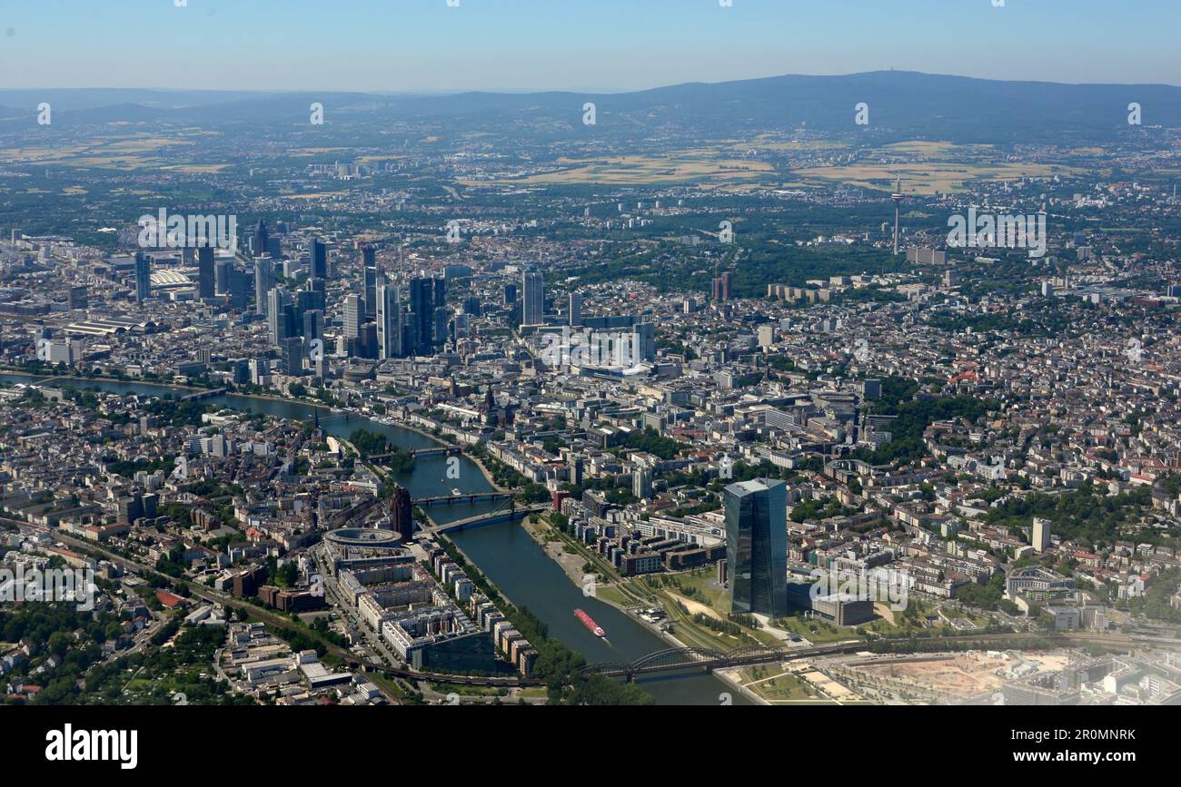 Vue sur le centre-ville avec ses gratte-ciel et la rivière main, sous le bâtiment de la Banque centrale européenne, approche de l'aéroport, Francfort-sur-le-main Banque D'Images
