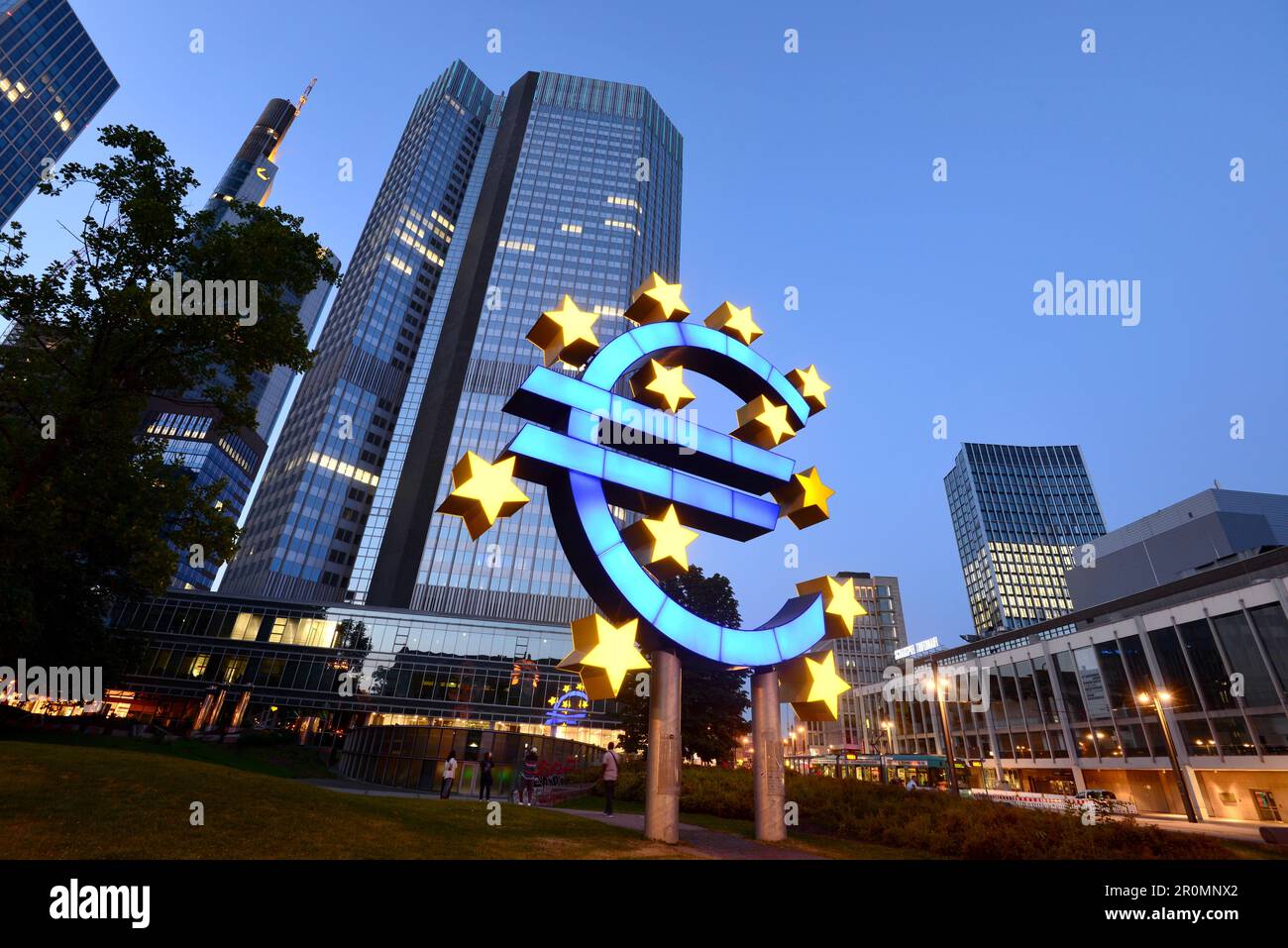 Dans la soirée gratte-ciel avec le monument Euro-Zeichen à Willy Brand Platz dans le quartier financier, Francfort-sur-le-main, Hesse, Allemagne Banque D'Images