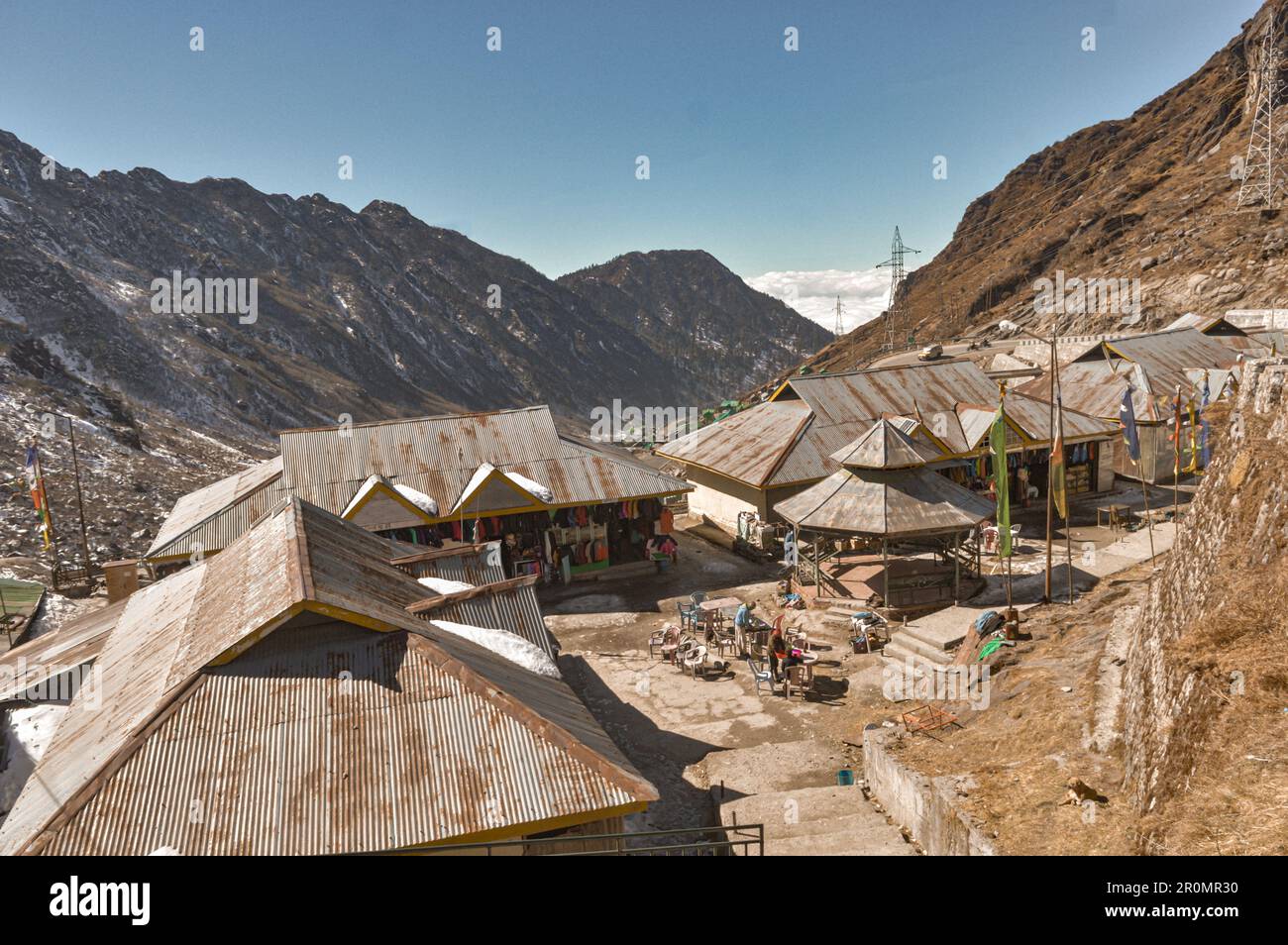 Le toit d'un marché de Bazar entouré par la vallée de la montagne. Vue de dessus. Inde du Bengale occidental Sikkim Banque D'Images