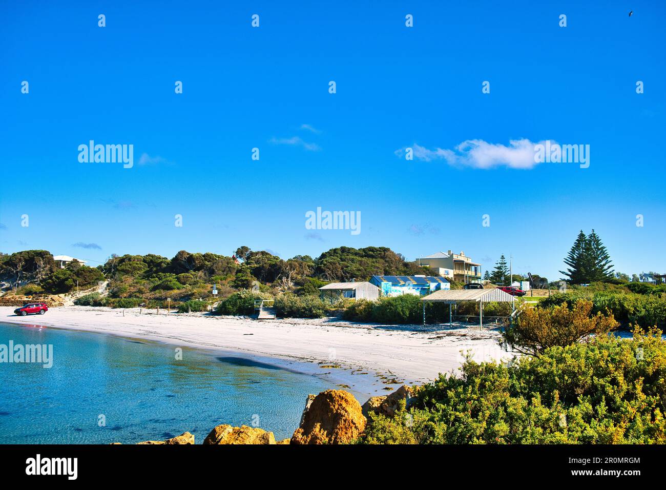 La plage à Hopetoun, petite ville éloignée sur la côte sud de l'Australie occidentale, eau claire, dunes, végétation côtière et voiture sur la plage Banque D'Images