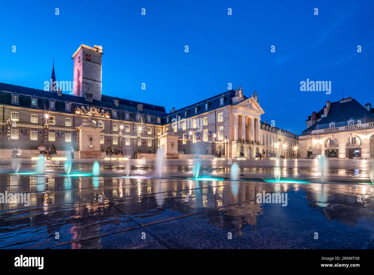 Fontaines d'eau sur la place de la libération à Dijon, le Palais des Ducs de Bourgogne, Palais Ducal, Côte d'Or, Bourgogne, France Banque D'Images