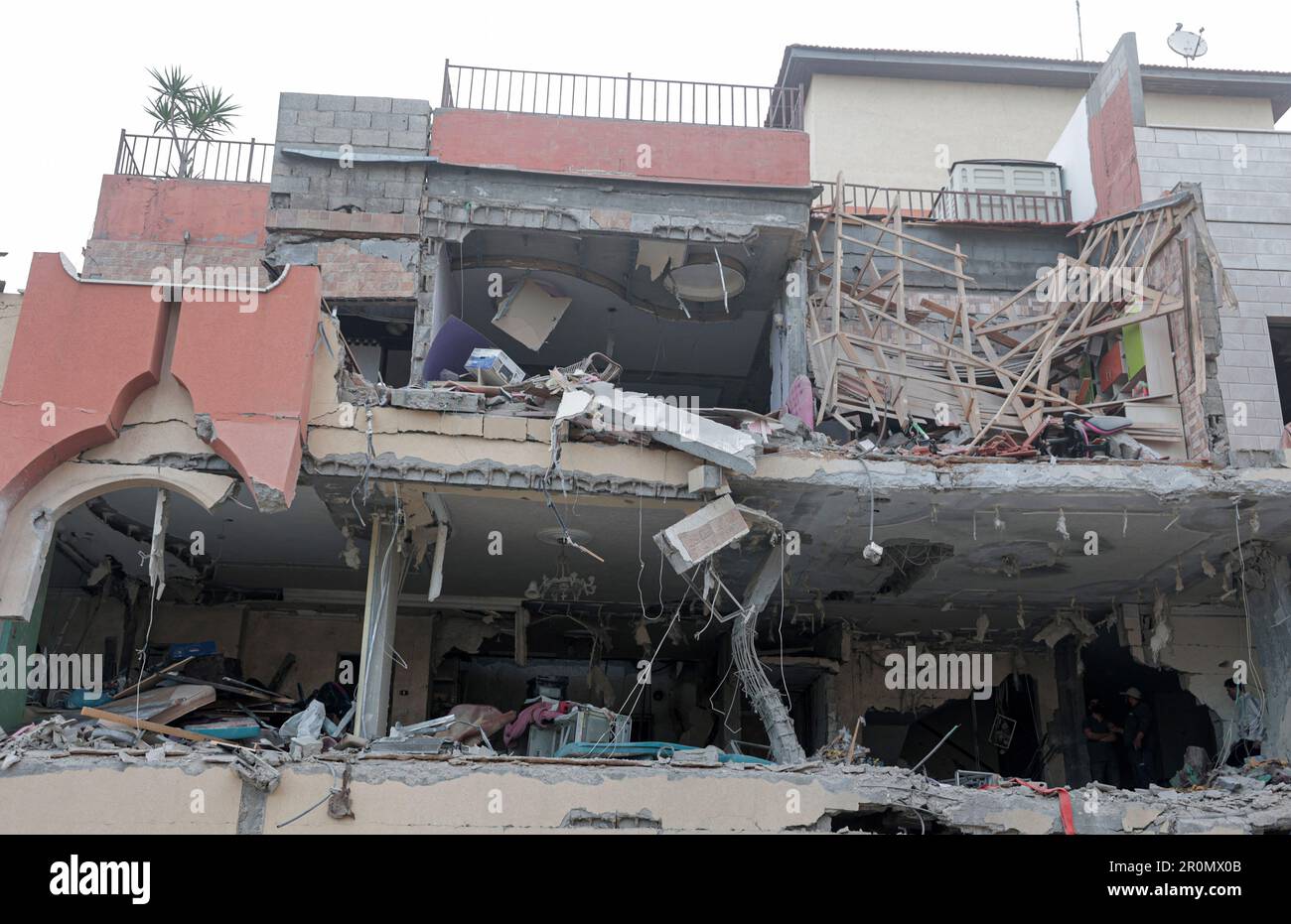 Gaza. 09th mai 2023. Vue d'un bâtiment endommagé suite à des frappes aériennes israéliennes sur un appartement d'un commandant du Jihad islamique dans la ville de Gaza. Selon le ministère de la Santé du territoire contrôlé par le Hamas, des frappes aériennes israéliennes ont tué 13 personnes avant l'aube à 9 mai 2023, dans la bande de Gaza. L'armée israélienne a annoncé qu'elle avait mené des frappes contre des "cibles du Jihad islamique" palestinien dans la région. L'armée israélienne affirme avoir tué trois hauts commandants du groupe militant du Jihad islamique dans des frappes aériennes ciblées. Crédit : SOPA Images Limited/Alamy Live News Banque D'Images