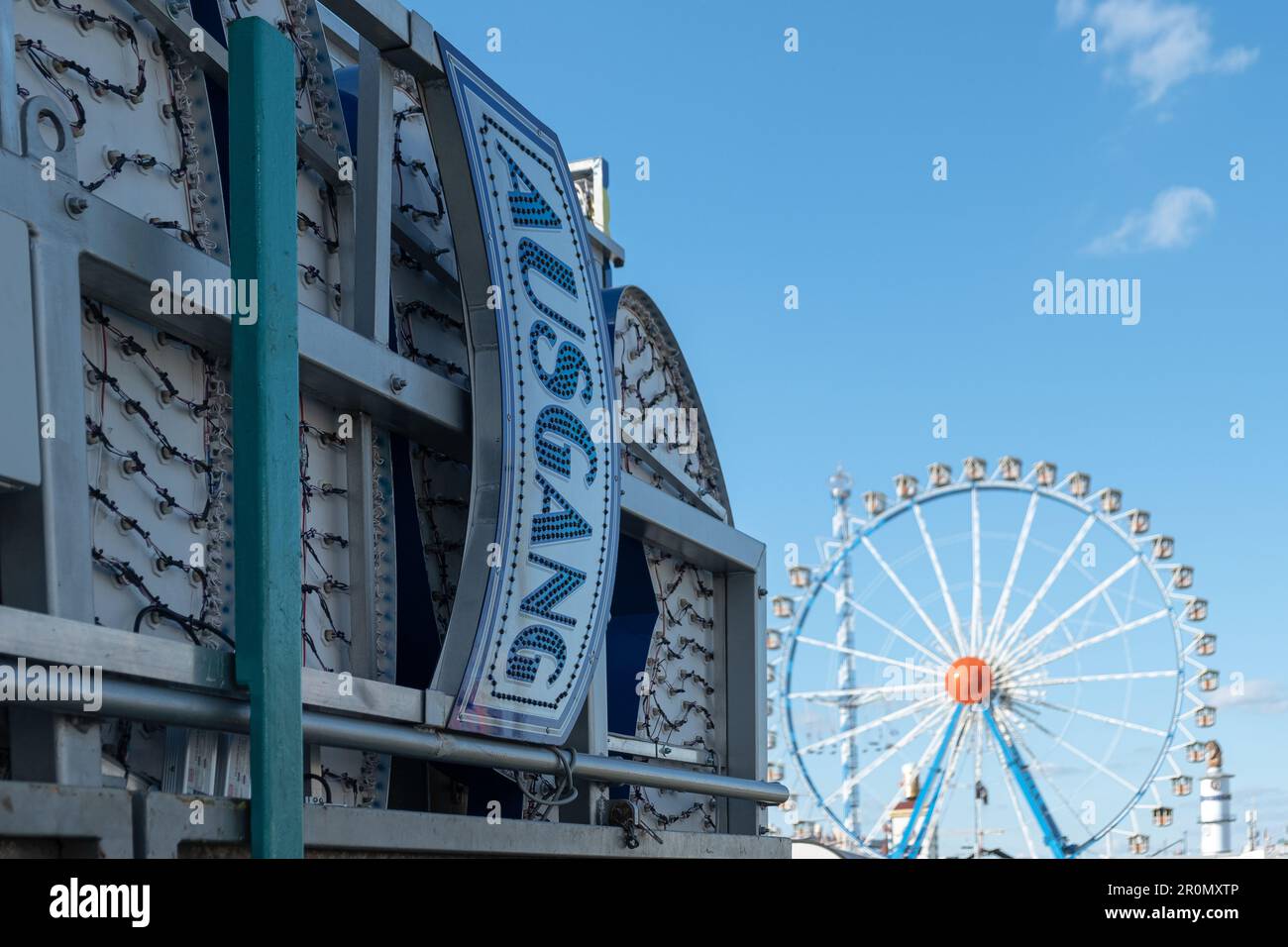 Camion avec conduite pour l'Oktoberfest, en arrière-plan la roue de ferris, Theresienwiese, Munich, Bavière Allemagne Banque D'Images
