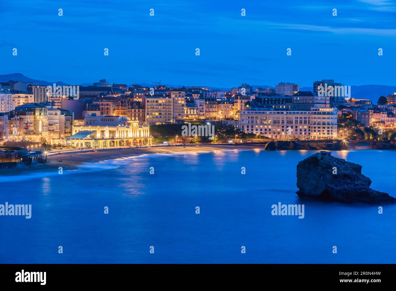 La plage Miramar et la Grande Plage, Biarritz, pays basque français, France de nuit Banque D'Images