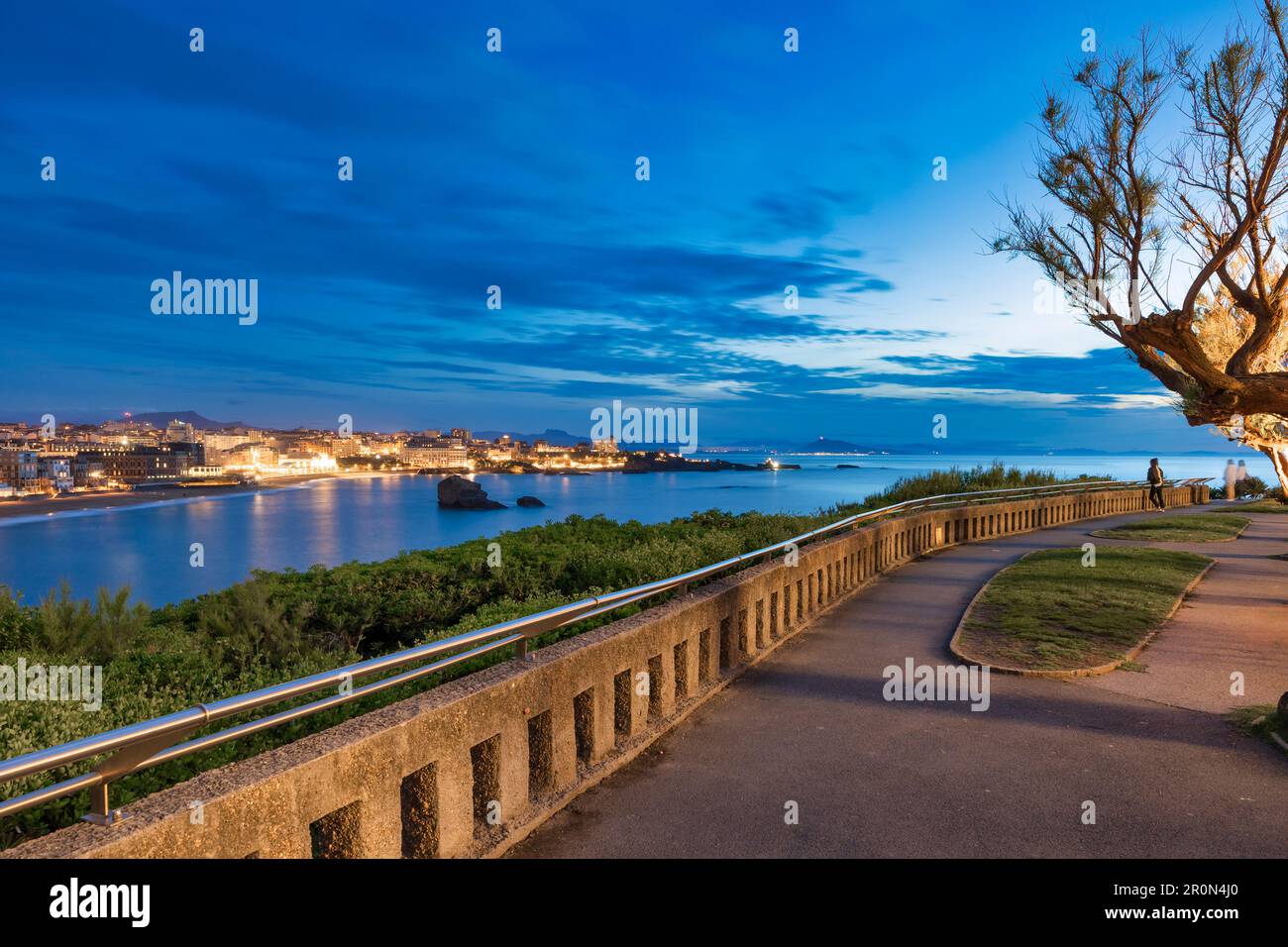 Vue de Biarritz, pays basque français, France de nuit Banque D'Images