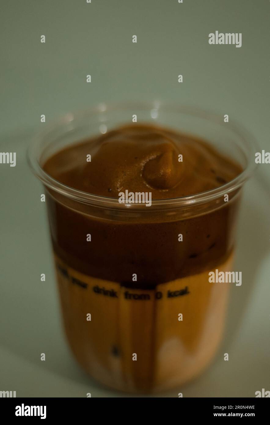 Café glaçon dans une tasse en plastique, crème de café dans un verre Banque D'Images Café glaçon dans une tasse en plastique, crème de café dans un verre Banque D'Images