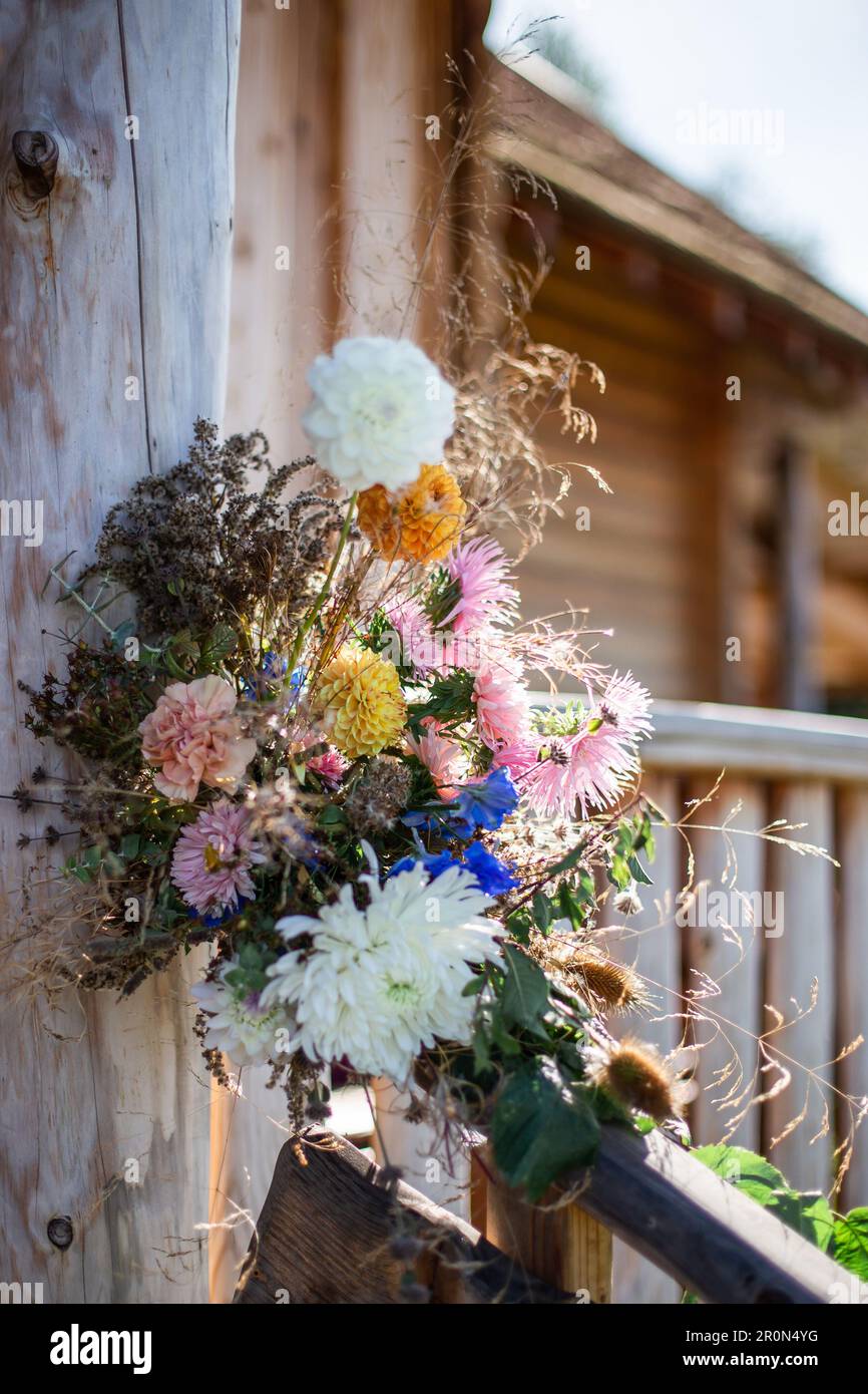 Bouquet de mariage sur une clôture rustique, petit mariage, micro mariage, fond en bois Banque D'Images