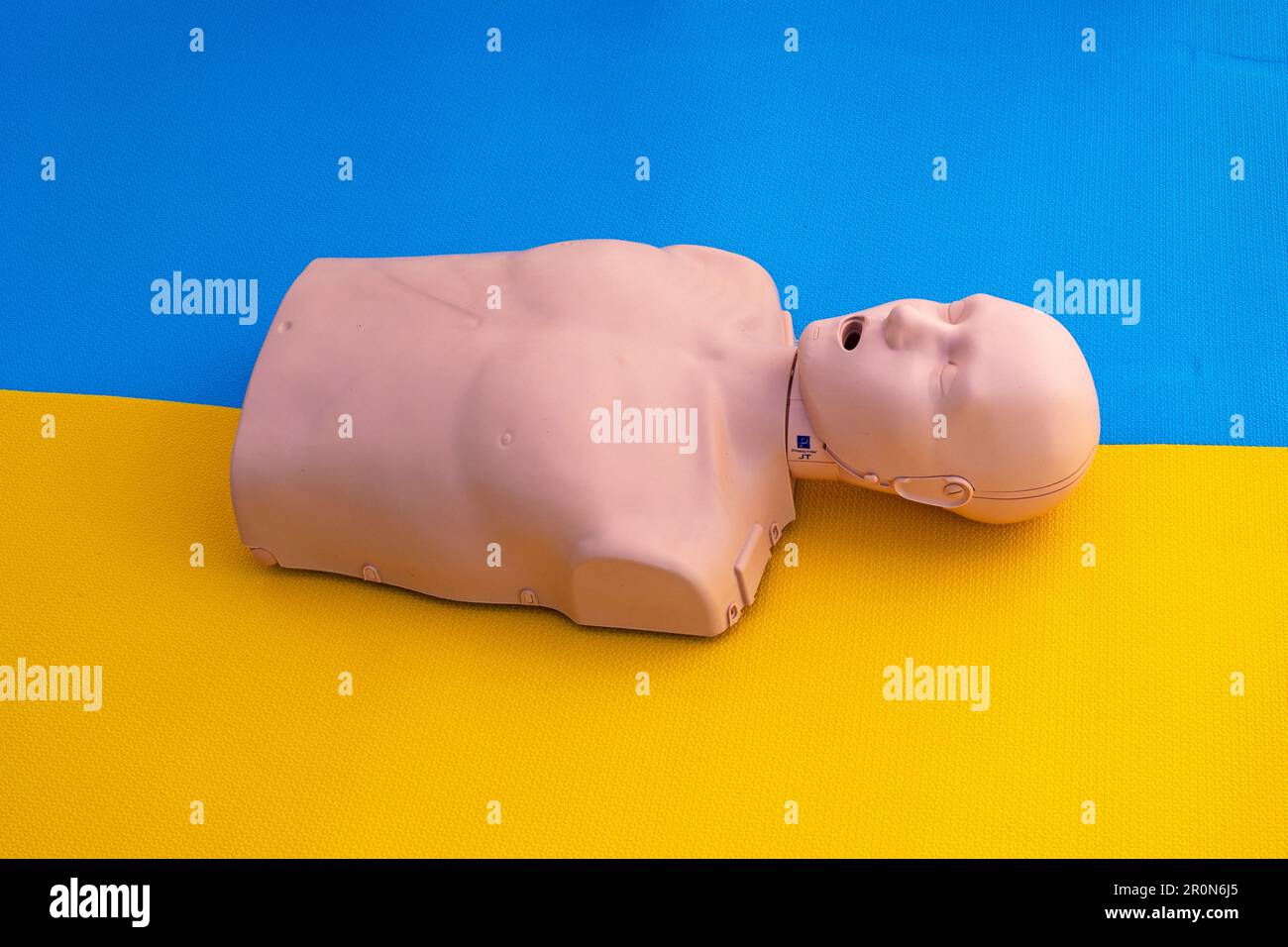 Former l'homme mannequin à la respiration artificielle sur le fond du drapeau ukrainien. La guerre en Ukraine Banque D'Images