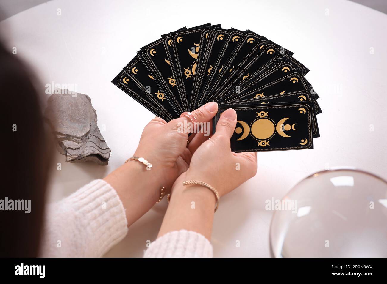 SoinsMayer avec carte de tarot à la table, gros plan Banque D'Images