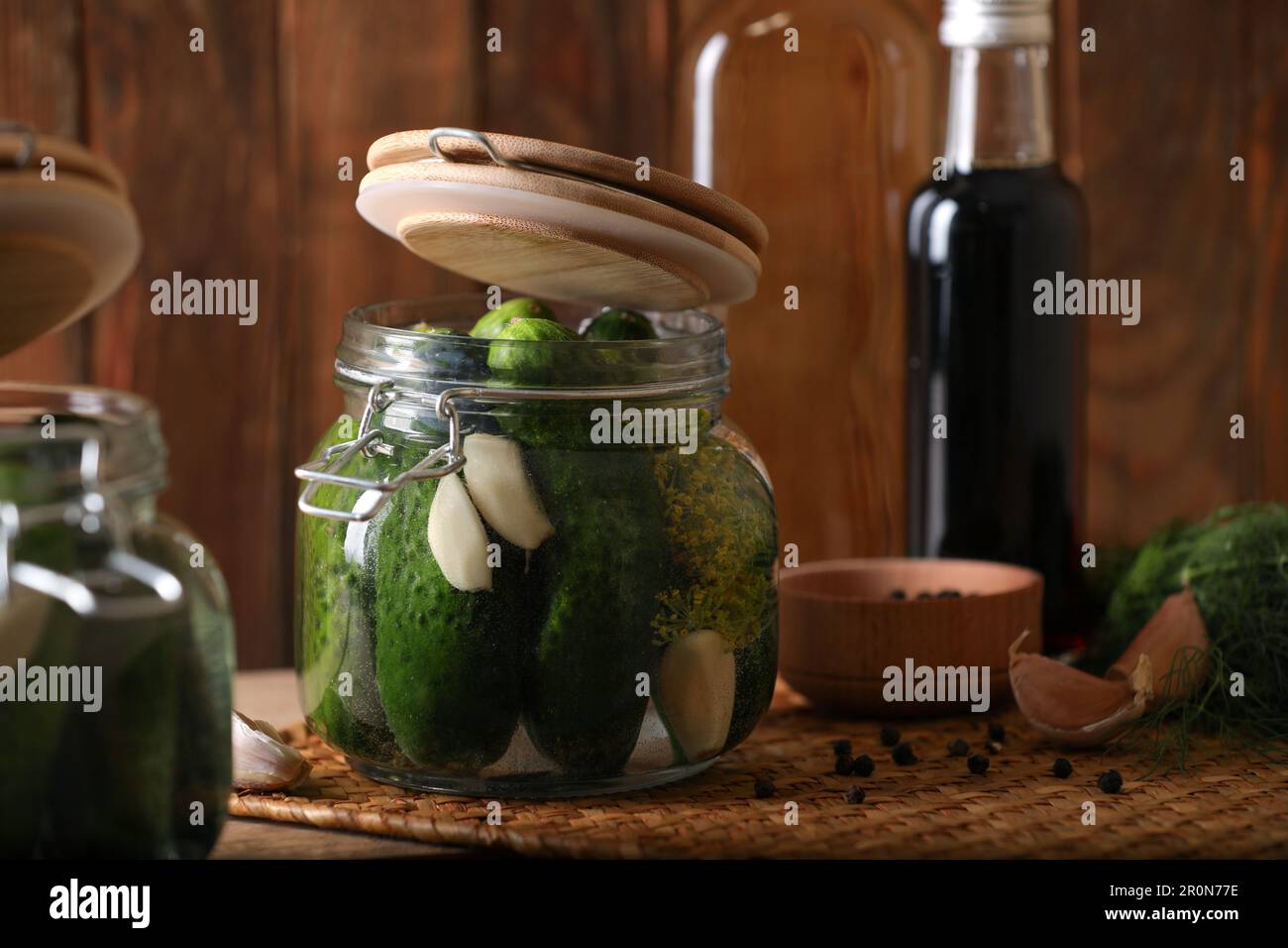 Bocaux en verre avec concombres frais prêts à être mis en conserve sur une  table en bois Photo Stock - Alamy