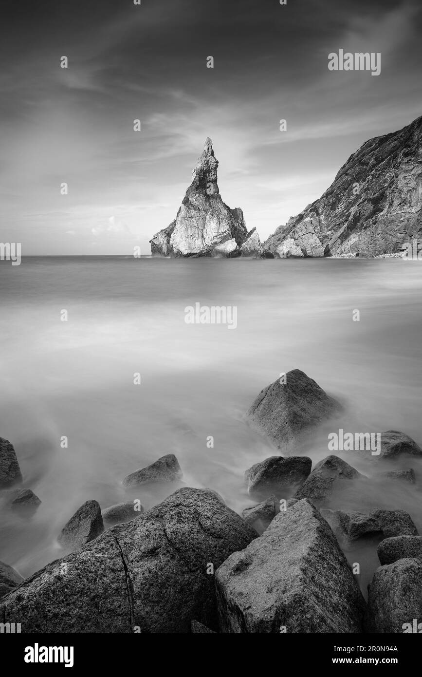 Vue sur les rochers de Praia da Ursa, en premier plan, petits rochers, Colares, Sintra, Portugal Banque D'Images