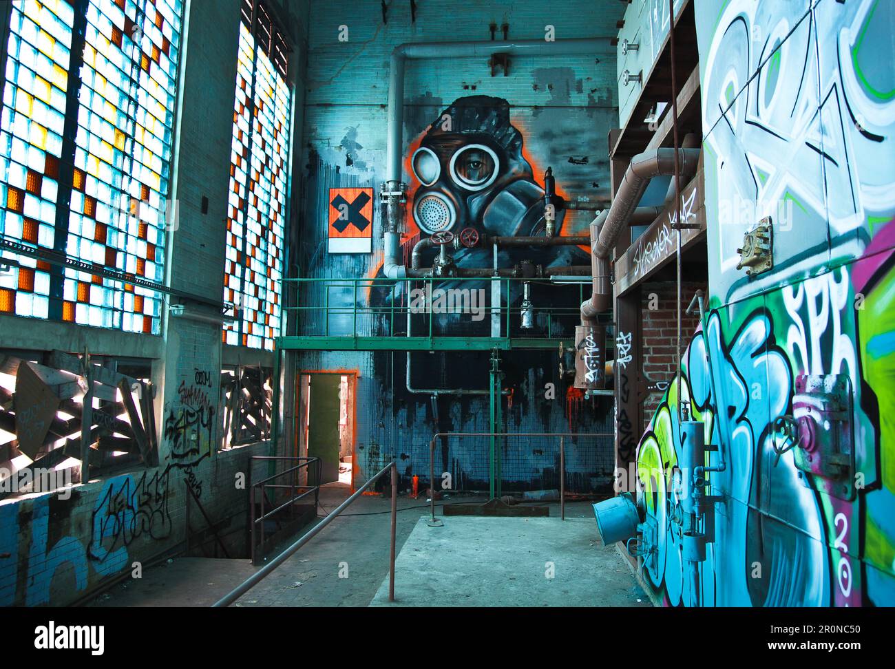 Photo d'art de rue dans l'ancienne chaudière de la maison abandonnée de consommation de la viande de la RDA, Berlin-Spandau, Berlin, Allemagne Banque D'Images