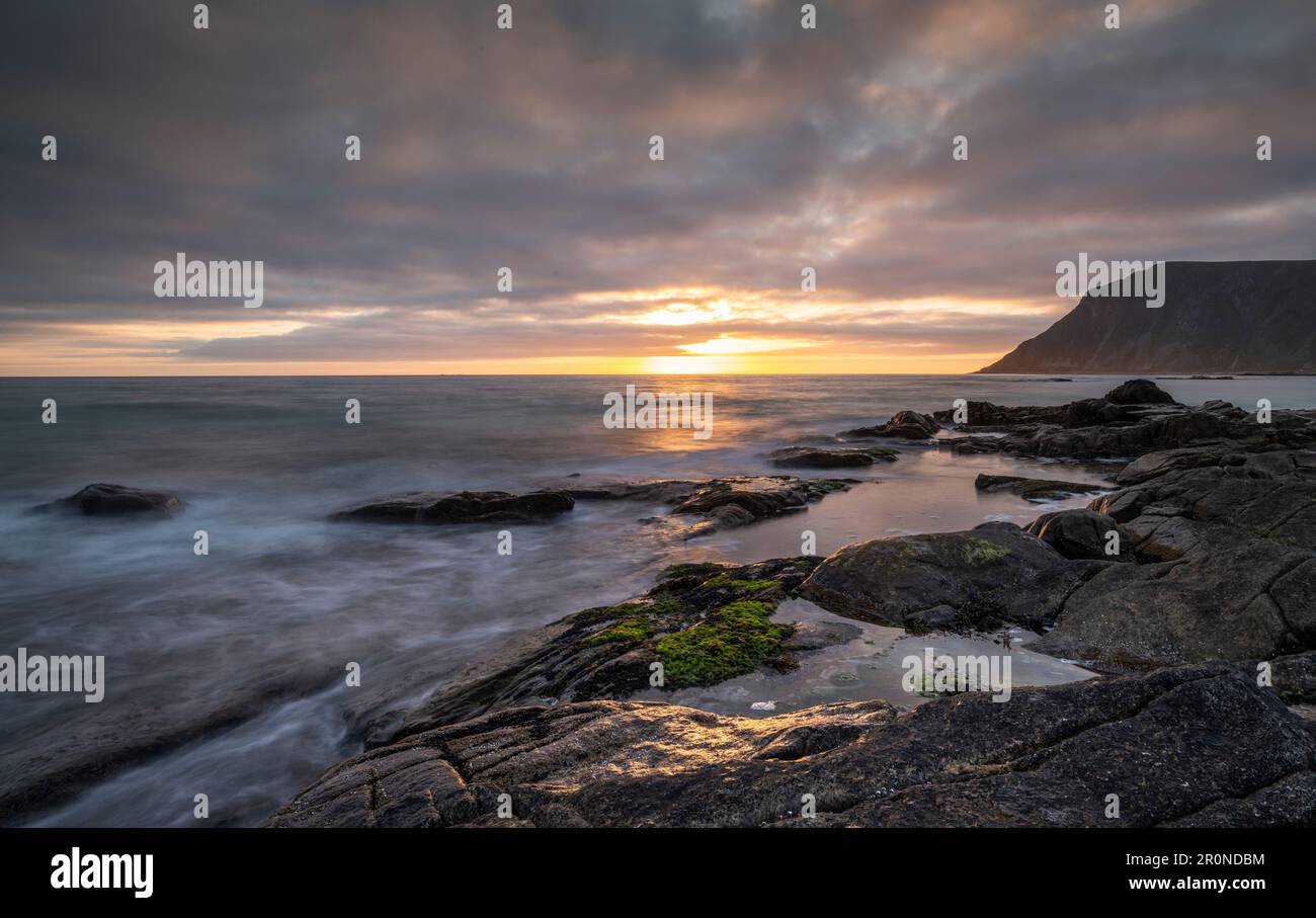 Flakstad soleil de minuit, région de Reine, Banque D'Images
