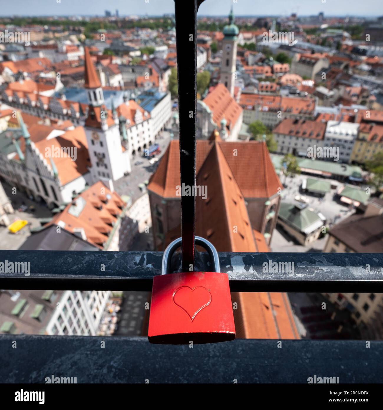 Vue sur le toit de la Peterskirche depuis le vieux Pierre, au premier plan un château d'amour, Munich, Bavière, Allemagne Banque D'Images