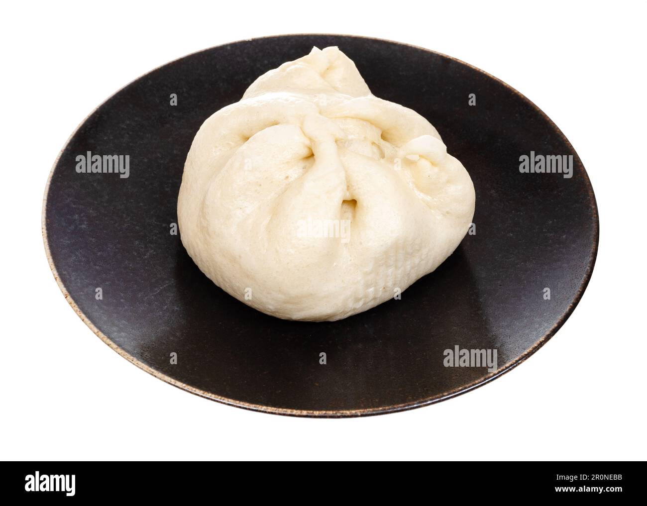 Pain cuit au Banh Bao cuit à la vapeur sur plaque découpée sur fond blanc Banque D'Images