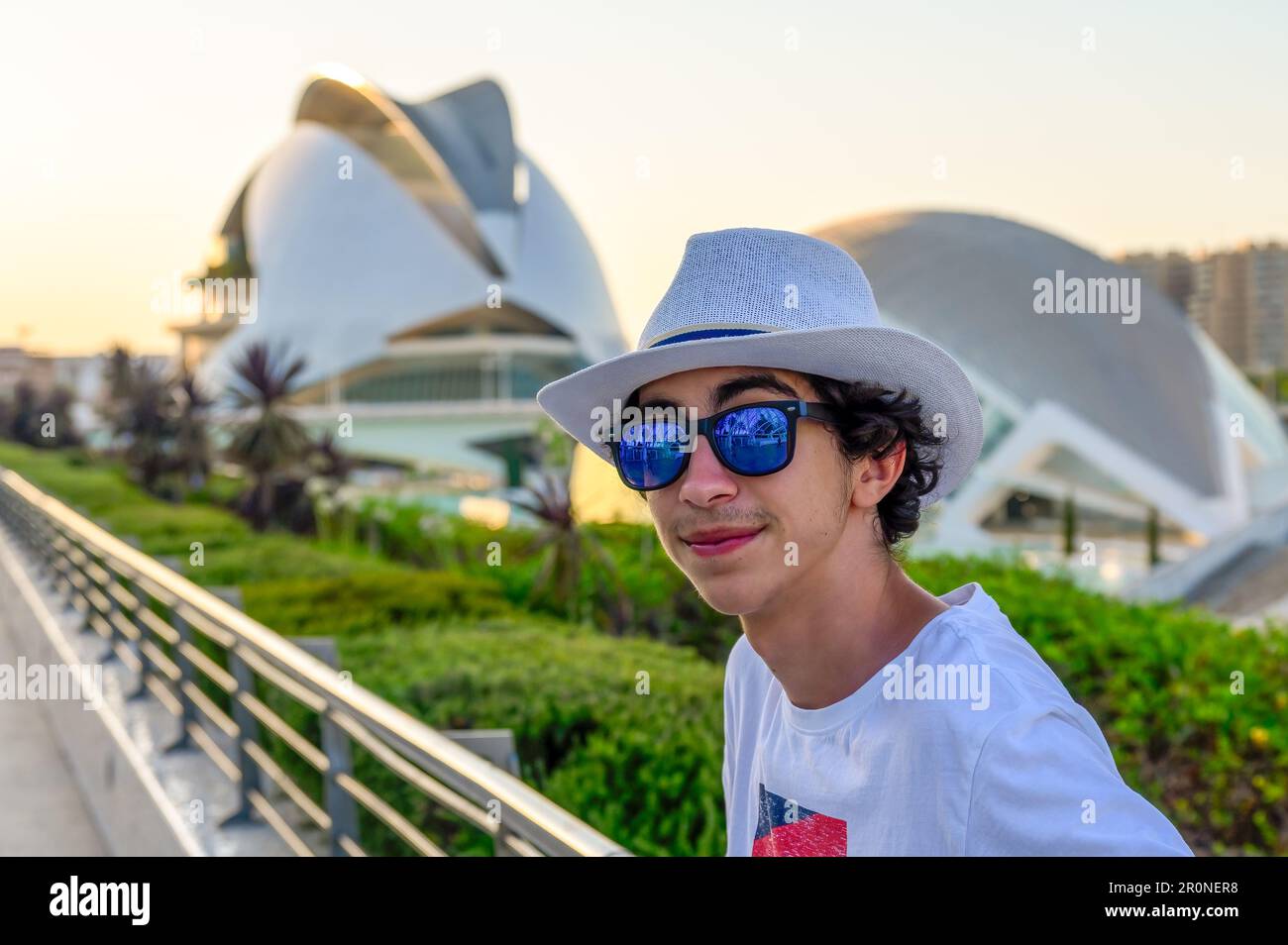 Valence, Espagne - 17 juillet 2022: Portrait d'un jeune homme d'Amérique latine avec le Palais des Arts en arrière-plan. Banque D'Images
