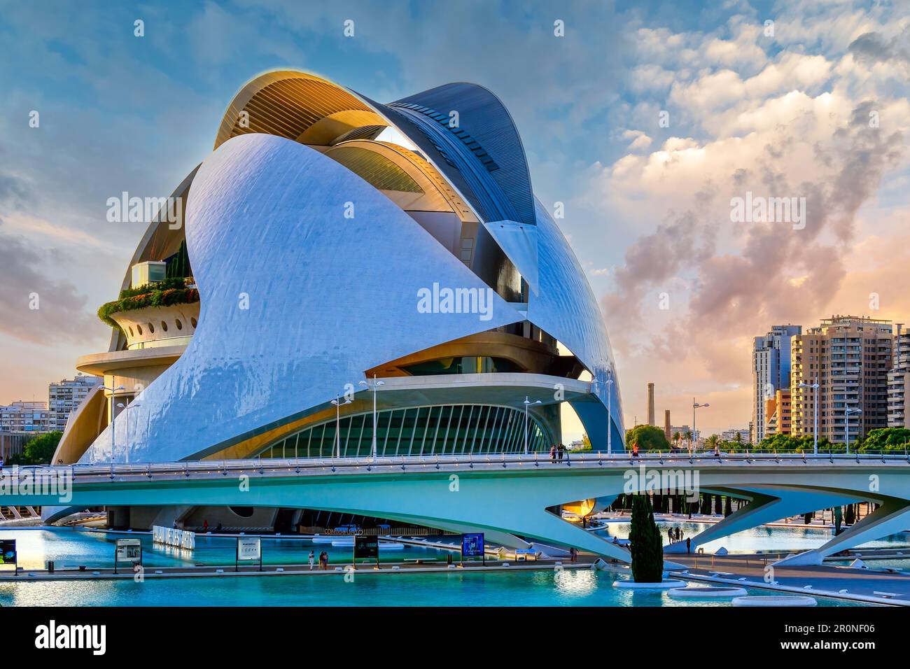Valence, Espagne - 17 juillet 2022: Palau des Arts ou Palais des Arts Le 'Ciutat des Arts i les CiËncies' a été conçu par Santiago Calatrava and Banque D'Images