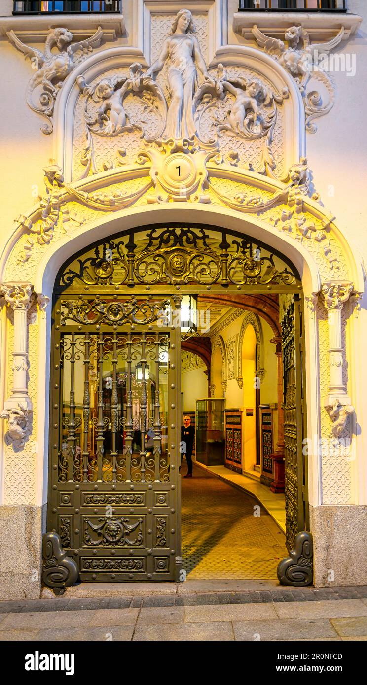 Madrid, Espagne - 26 avril 2023 : porte d'entrée très décorée dans un bâtiment de la Gran via Banque D'Images