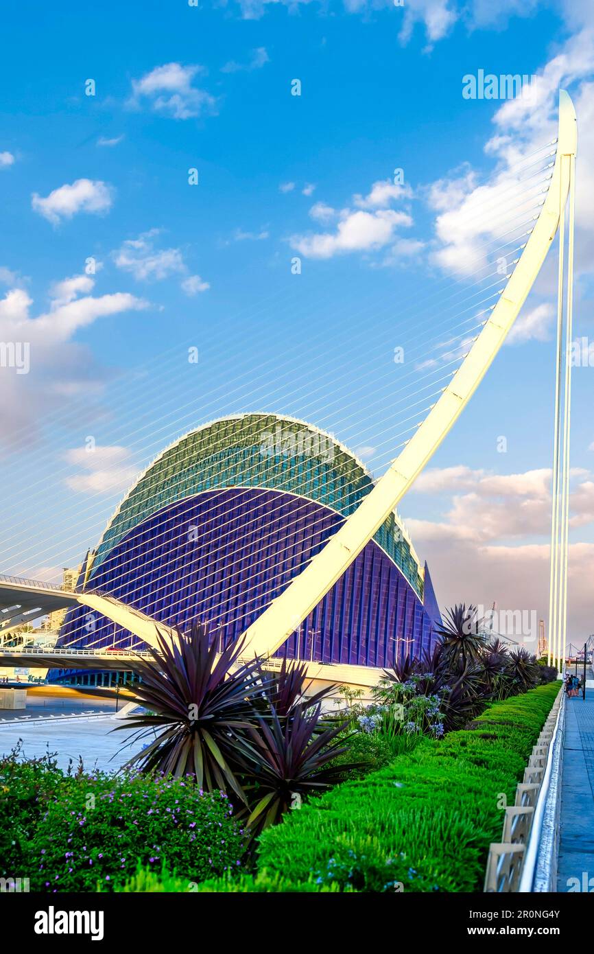 Valence, Espagne - 17 juillet 2022 : Pont de l'Assut de l'Or et bâtiments de l'Agora. Le 'Ciutat des Arts i les CiËncies' a été conçu par Santiago Calatrava Banque D'Images