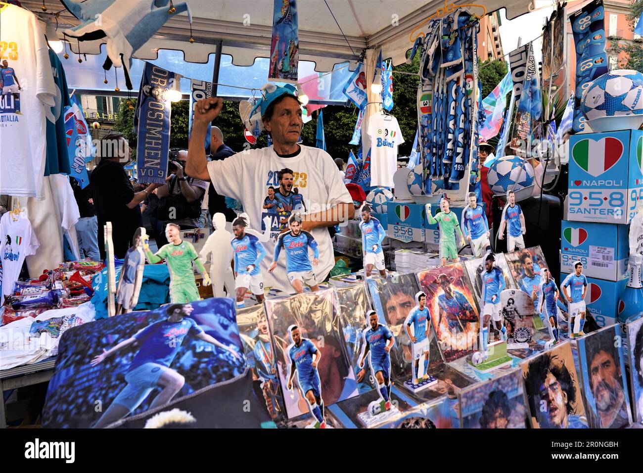 Naples Champions of Italy.NAPLES, ITALY - MAY 06: La fresque représentant Diego Armando Maradona dans le quartier Sapgnoli et drapeaux, bannières et rubans exposés à Forcella pour célébrer la victoire du troisième championnat Serie A. Des décorations ont été mises en place dans les rues du centre historique et dans les différents quartiers de Naples, drapeaux et bannières célébrant le championnat de football joué par l'équipe entraînée par Spalletti. Trente-trois ans après le dernier de l'ère de Diego Armando Maradona. Rues pleines de bannières avec des hymnes pour l'équipe et de nombreux magasins vendant des T-shirts et beaucoup d'autres g Banque D'Images