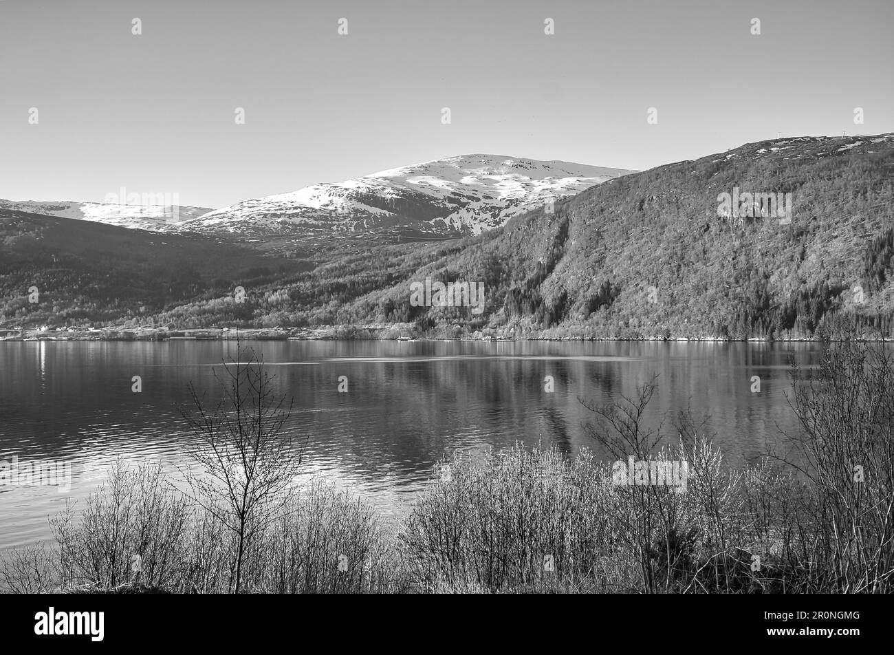 Nordfjord en Norvège en noir et blanc. Vue sur les montagnes couvertes de neige. Nature sauvage en Scandinavie, au soleil. Photo de paysage du nord Banque D'Images