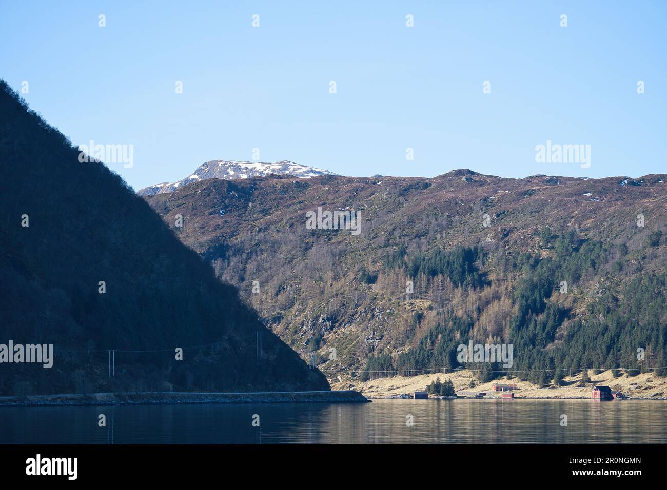 Fjord avec montagnes à l'horizon. L'eau écoute le soleil en Norvège. Photo de paysage du nord Banque D'Images