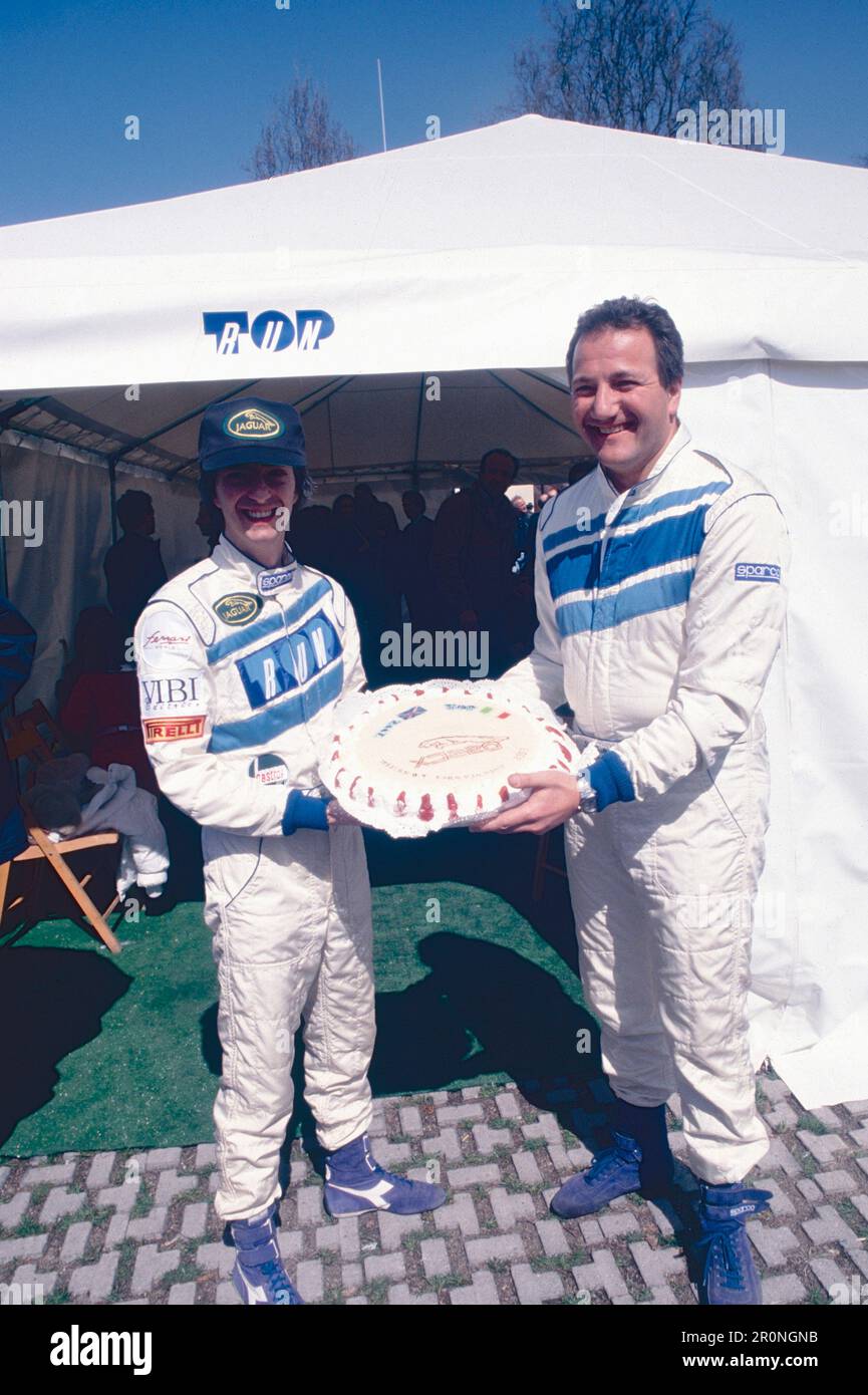 Le pilote de course Vincenzo Bianchi et la voiture de course de l'écurie Jaguar XJ220 à l'italienne GT Monza, Italie 1993 Banque D'Images