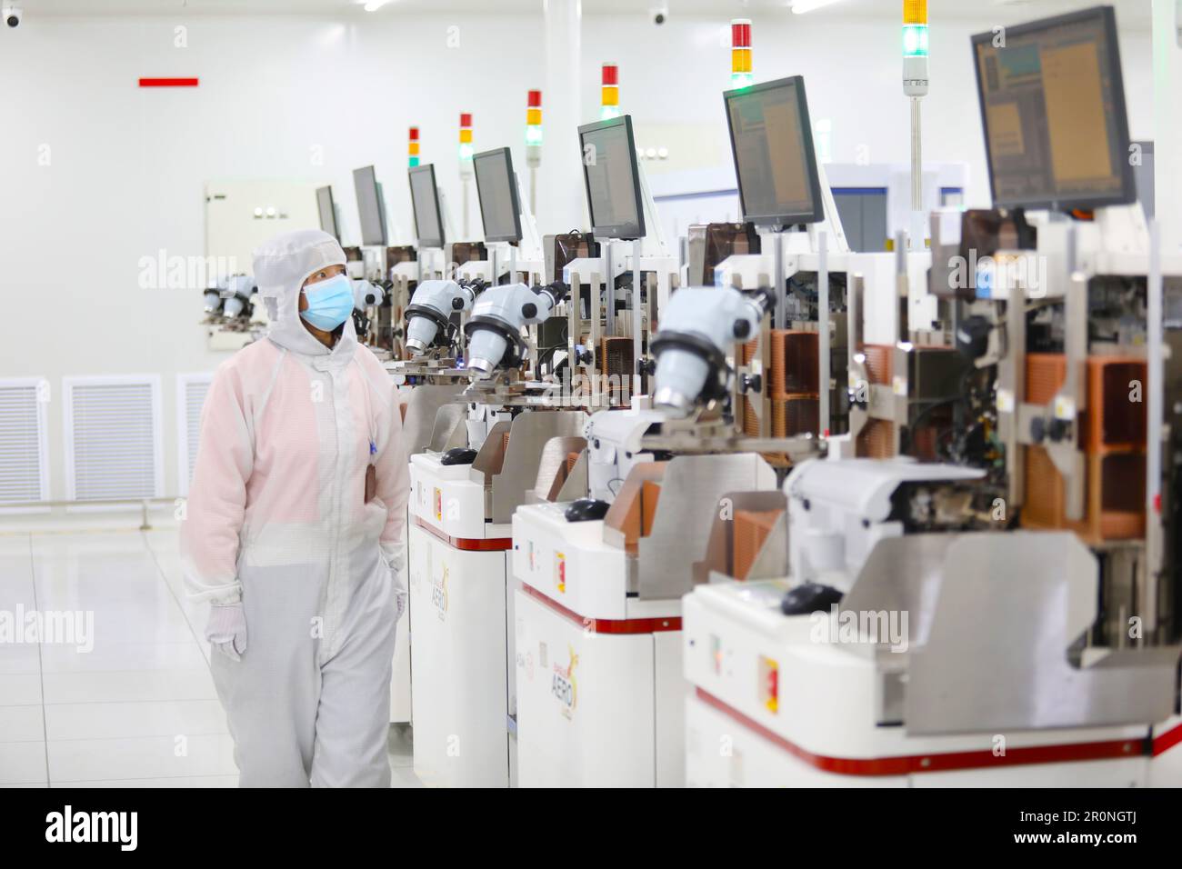 CHONGQING, CHINE - le 9 MAI 2023 - les travailleurs inspectent la ligne de production de puces électroniques au Centre de fabrication de dispositifs électriques et de radiofréquences Banque D'Images