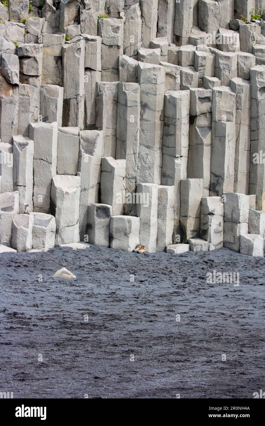 Colonnes de basalte sur la plage avec des bottes de randonnée garées, Vik i Myrdal, Islande du Sud, Islande, Europe Banque D'Images