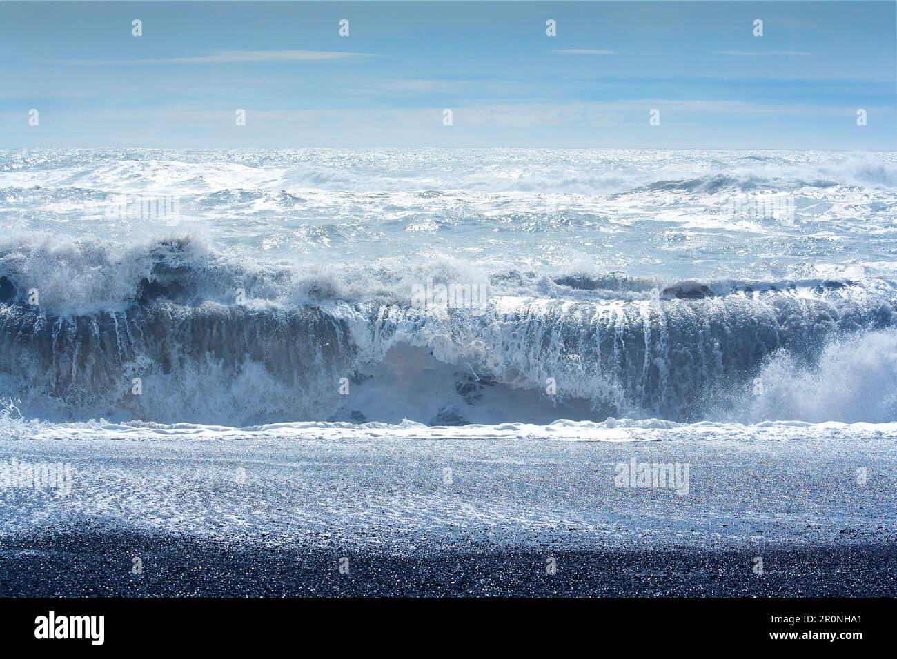 Vagues de rupture sur la plage de sable volcanique noir dans le sud-est de l'Islande, l'Islande, l'Europe Banque D'Images