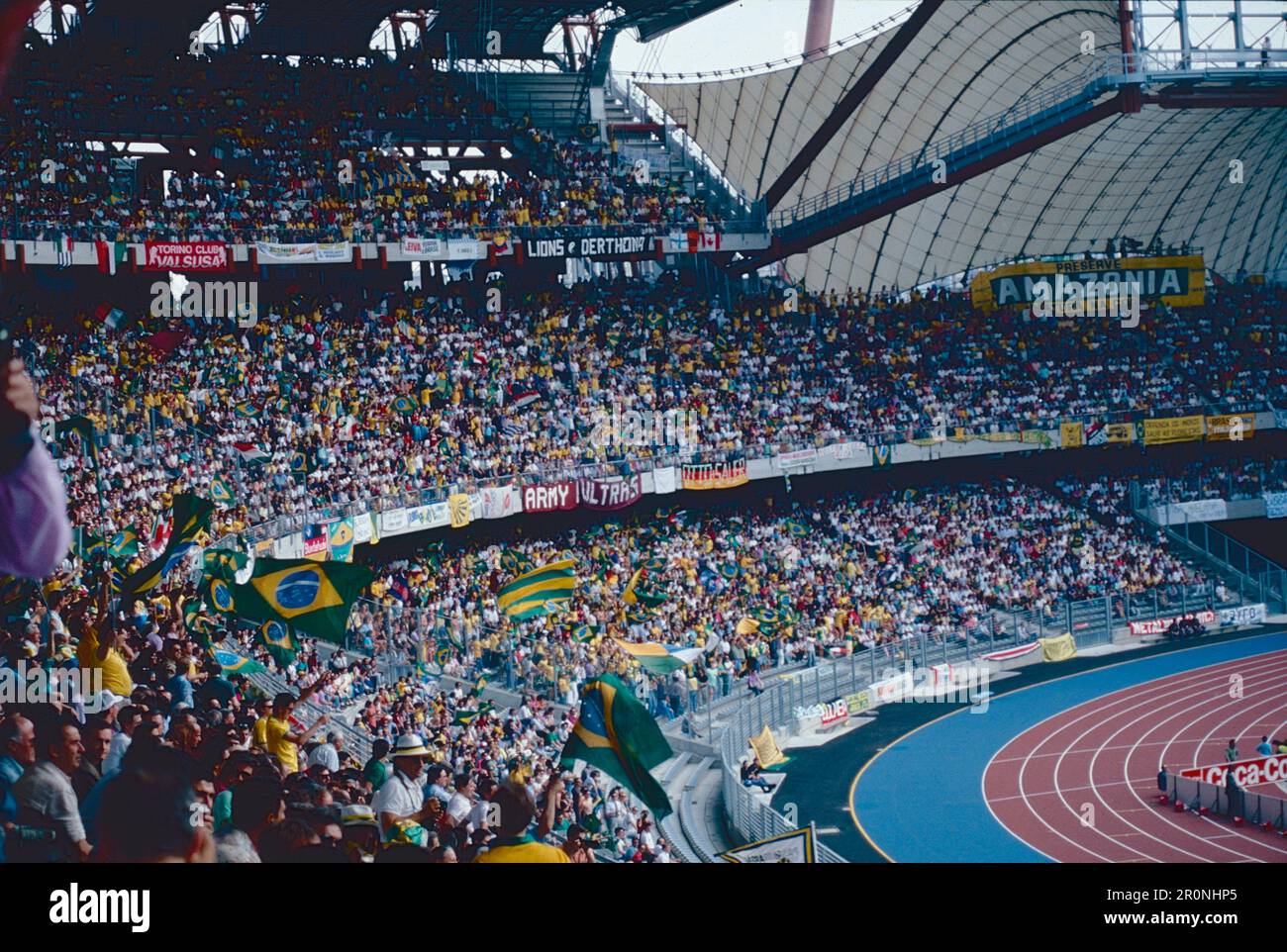 Les supporters, les équipes nationales de football du Costa Rica et du Brésil jouent pour le Championnat du monde, le stade Delle Alpi, Turin, Italie 1990 Banque D'Images