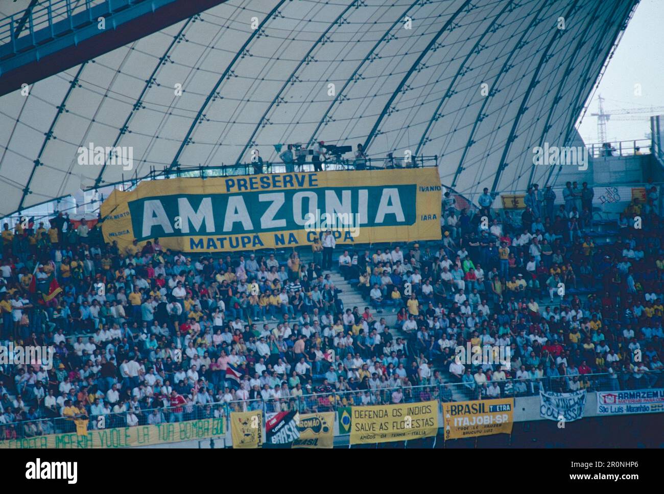 Les supporters, les équipes nationales de football du Costa Rica et du Brésil jouent pour le Championnat du monde, le stade Delle Alpi, Turin, Italie 1990 Banque D'Images