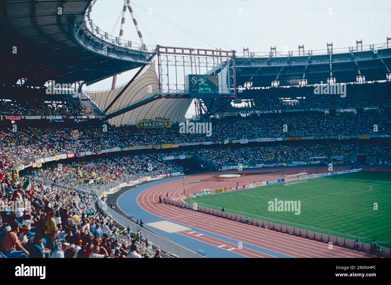 Les supporters, les équipes nationales de football du Costa Rica et du Brésil jouent pour le Championnat du monde, le stade Delle Alpi, Turin, Italie 1990 Banque D'Images