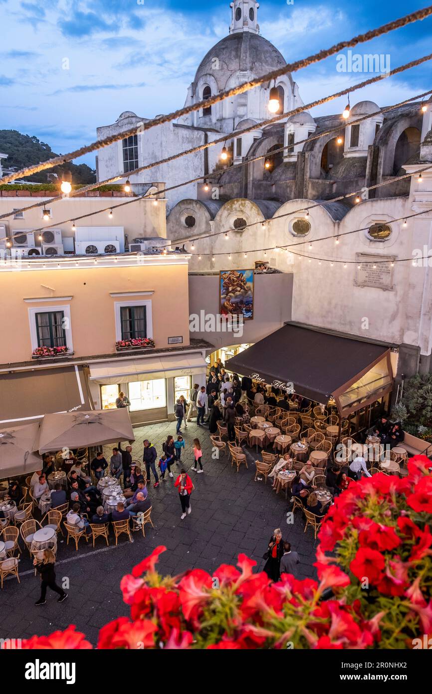 Vue sur la piazzetta et les cafés en soirée, île de Capri, golfe de Naples, Italie Banque D'Images