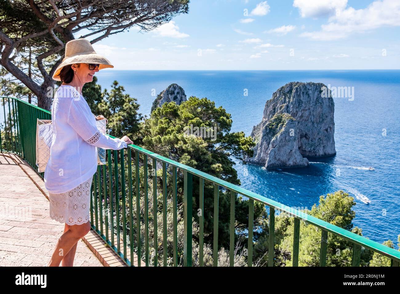 Jeune femme italienne à la terrasse d'observation des rochers Faraglioni de Capri, île de Capri, golfe de Naples, Italie Banque D'Images