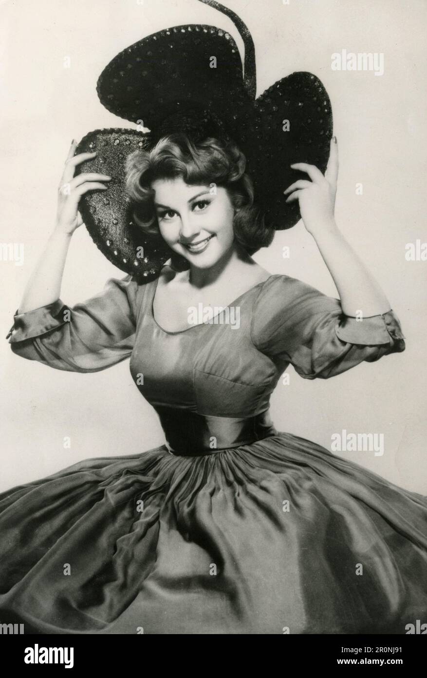 L'actrice américaine Sherry Jackson porte un chapeau Shamrock pour St. Patrick's Day, États-Unis 1960 Banque D'Images