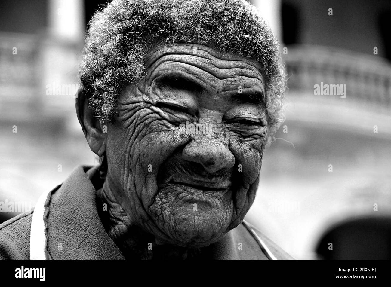 Portrait d'une vieille femme avec des rides magnifiquement dessinées sur son visage. La Havane. Cuba Banque D'Images