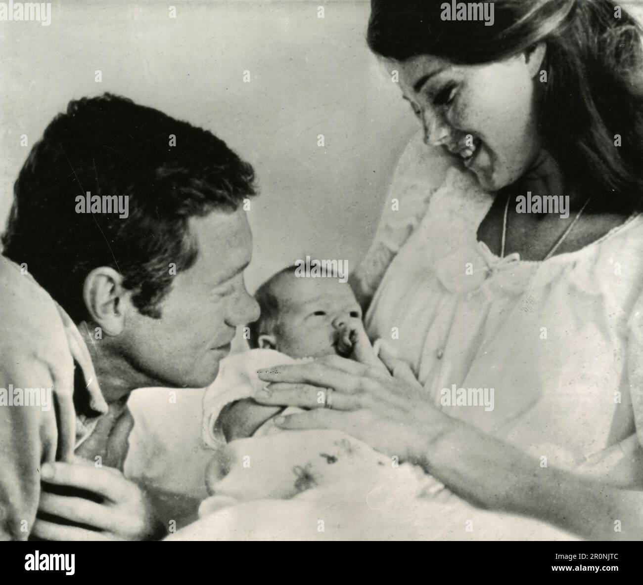 L'actrice britannique-américaine Samantha Eggar et son mari l'acteur Tom Stern avec leur petit fils, USA 1966 Banque D'Images