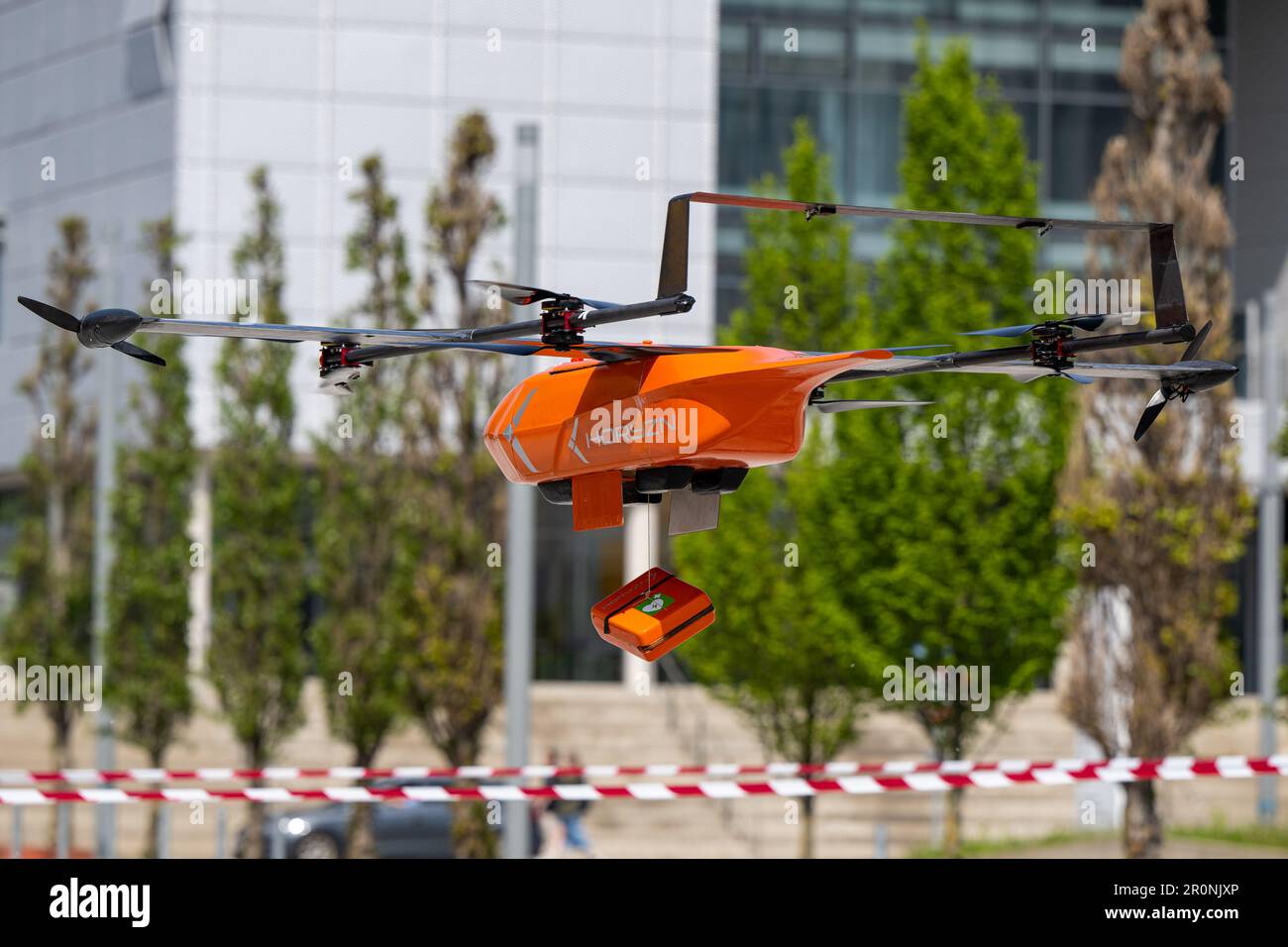 Garching, Allemagne. 09th mai 2023. Le drone Mission Pulse du projet de drone Horyzn, qui peut faire voler un défibrillateur sur les lieux, est présenté en vol lors d'une conférence tu Munich sur l'avenir de l'industrie de drone au centre de recherche Galileo Garching. Crédit : Lennart Preiss/dpa/Alay Live News Banque D'Images
