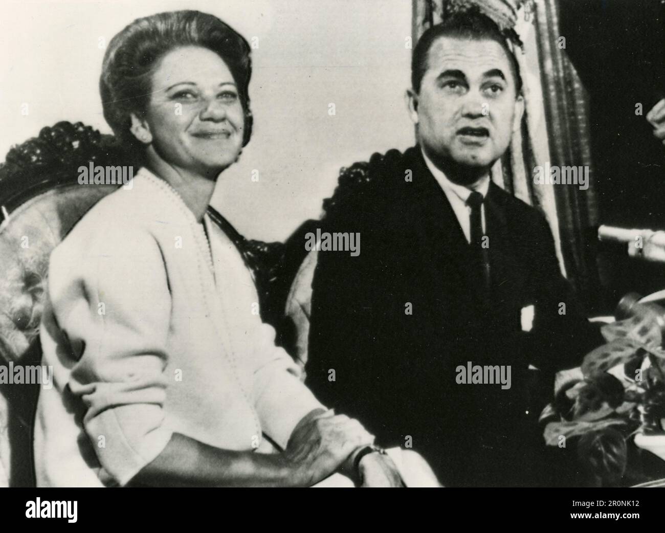 George Wallace, gouverneur de l'Alabama, et sa femme à une conférence de presse après sa victoire à l'élection du gouverneur pour succéder à son mari, Montgomery, USA 1966 Banque D'Images