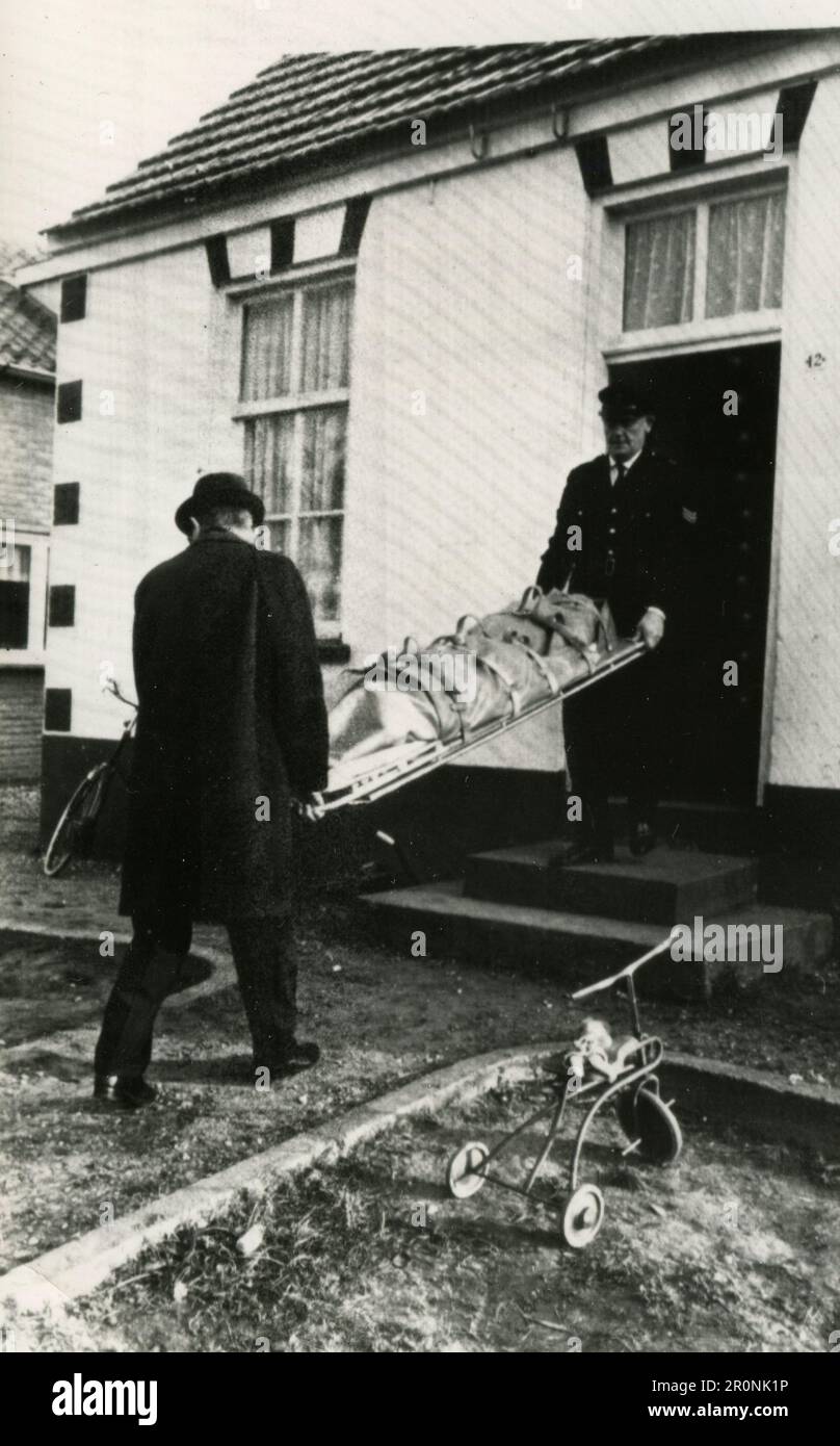 Mère hollandaise qui a tué ses 5 enfants, prise par la police, Millingen, Hollande 1966 Banque D'Images