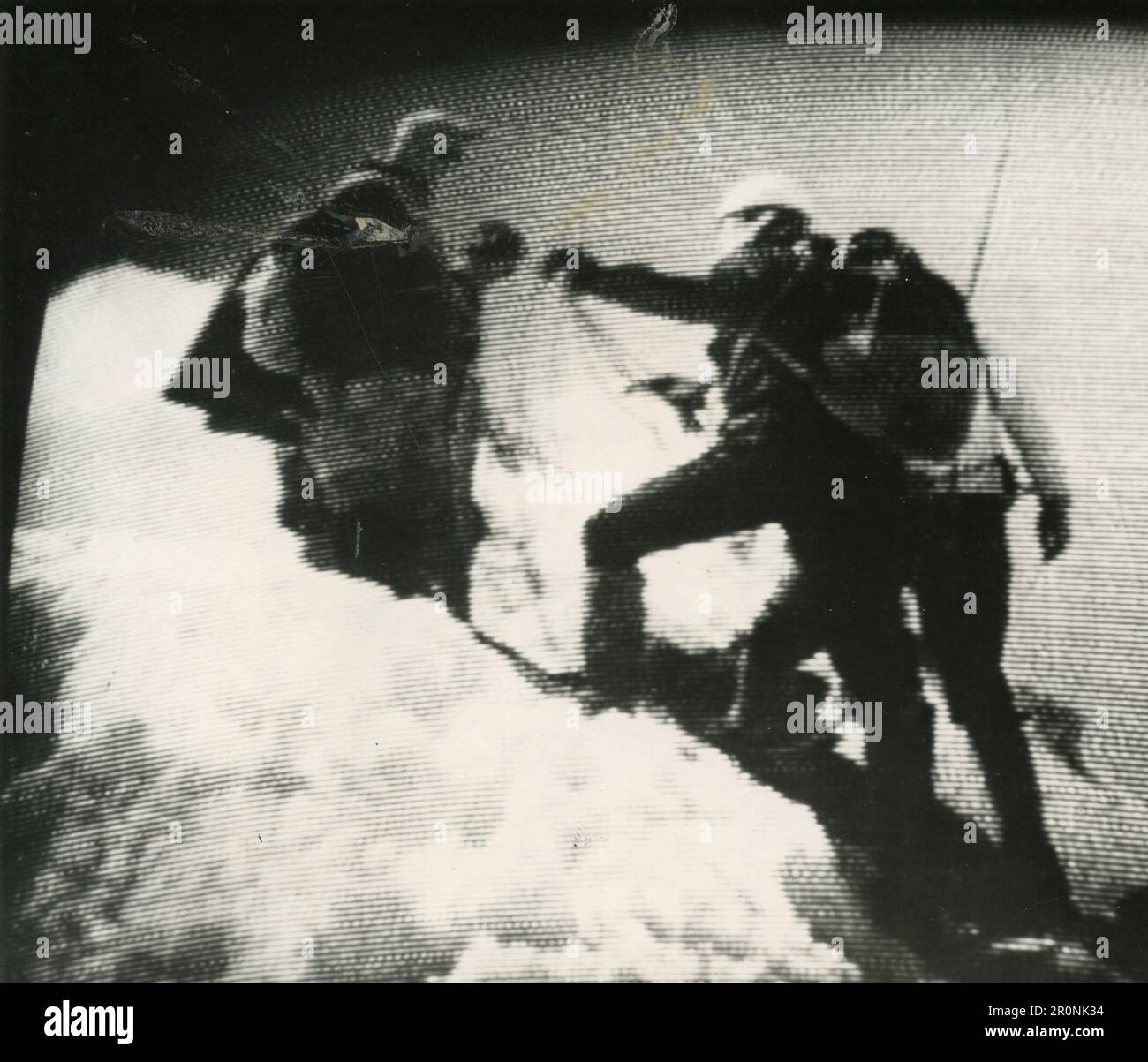 Les grimpeurs Heinrich Taugwalder, Michael Darbellay et Ian McNaught-Davis transmettent en direct du Matthorn avec un appareil photo portable, Royaume-Uni 1966 Banque D'Images