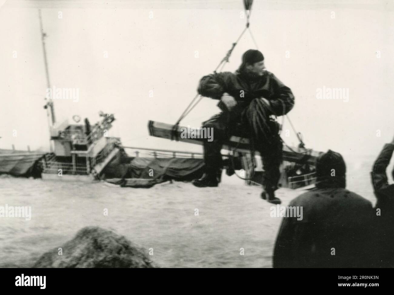 Sauvetage des marins du navire à moteur Prima carolina échoués près de Ravenne, Italie 1966 Banque D'Images